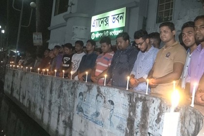 শোকের মাসের প্রথম দিনে বরিশালে মোমবাতি প্রজ্জ্বলন 
