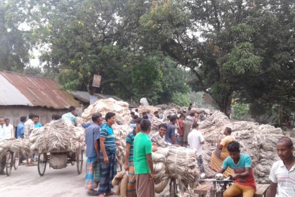 দিনাজপুরে সড়ক দখল করে হাট, ভোগান্তি চরমে