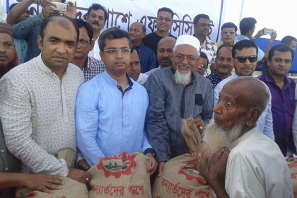জামালপুরে বন্যা দুর্গতদের মাঝে ত্রাণ বিতরণ