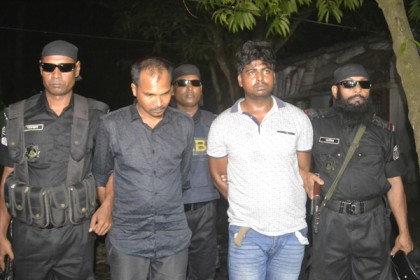 অস্ত্র-ককটেলসহ রাবির দুই কর্মচারী গ্রেফতার