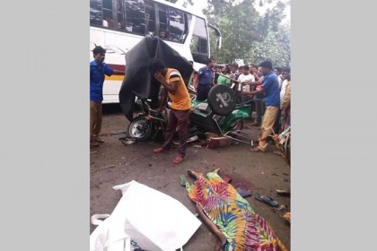 পাবনায় বাসচাপায় প্রাণ গেল তিনজনের 