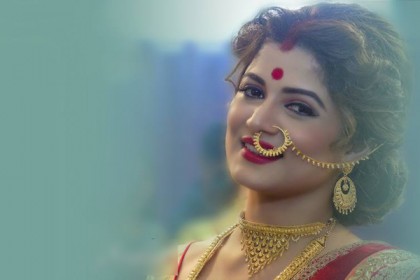 ছেলেকে ভাই ডাকেন শ্রাবন্তী!