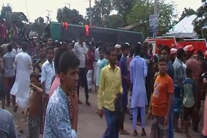 ভৈরবে ট্রেনের ধাক্কায় ৪০ বাসযাত্রী আহত