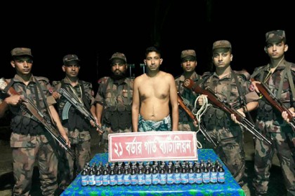 বেনাপোল সীমান্তে ফেন্সিডিলসহ মাদক ব্যবসায়ী আটক