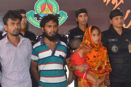 কুমিল্লায় মায়ের কোলে ফিরলো অপহৃত শিশু
