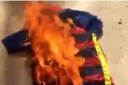 নেইমারের জার্সি পুড়ালো বার্সা সমর্থকরা (ভিডিও)