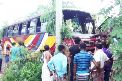 সাতক্ষীরায় সড়ক দুর্ঘটনায় নিহত ৩, আহত ১০