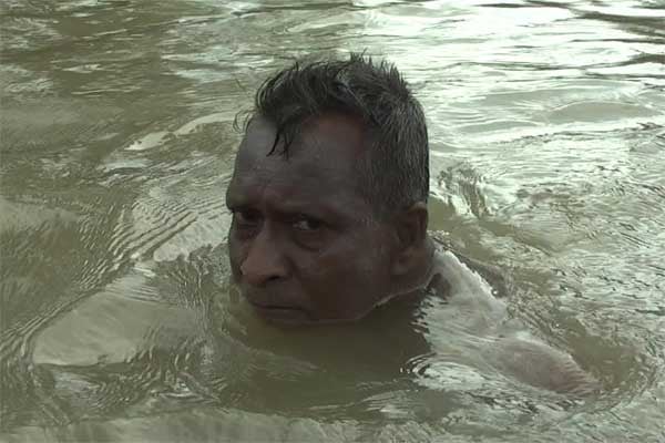 সাঁতারে রেকর্ড গড়ার পথে ৬৬ বছর বয়সী মুক্তিযোদ্ধা 