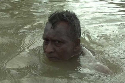 সাঁতারে রেকর্ড গড়ার পথে ৬৬ বছর বয়সী মুক্তিযোদ্ধা 