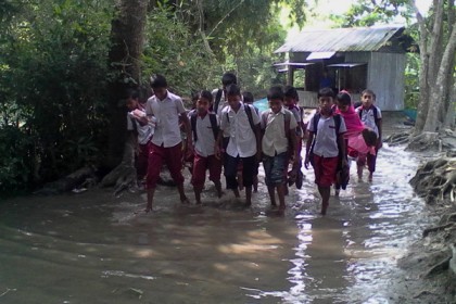 লাকসামে চার কিলোমিটার রাস্তার দুর্ভোগে ৪০ হাজার মানুষ