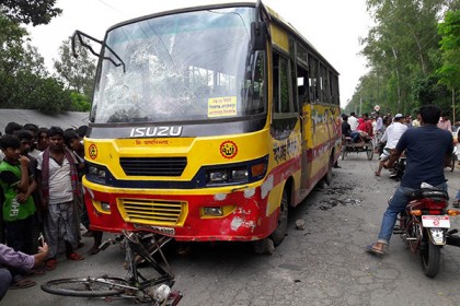 সিরাজগঞ্জে বাস চাপায় নিহত ৩

