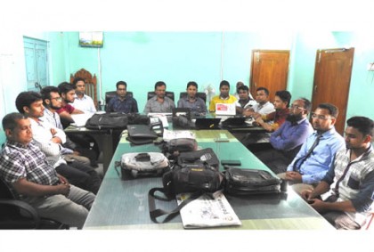 সাংবাদিকদের হুমকির প্রতিবাদে রূপগঞ্জে কলম বিরতি