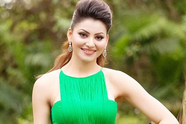 চুমু না খাওয়ার শর্তে হেট স্টোরিতে ঊর্বশী!