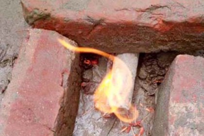 কবিরহাটে টিউবওয়েল থেকে বেরোচ্ছে গ্যাস

