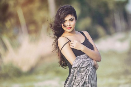 নিজের রূপে নিজেই পাগল: রিমা (ভিডিও)