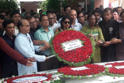 বঙ্গবন্ধুর সমাধিতে সাংবাদিক নেতৃবৃন্দের শ্রদ্ধা