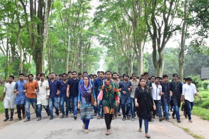সিলেটে ছাত্রলীগ কর্মীর উপর হামলায় রাবিতে বিক্ষোভ মিছিল