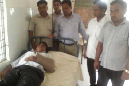 বরিশালে কলেজ শিক্ষককে পিটিয়েছে 'ছাত্রলীগ কর্মী', শিক্ষার্থীদের বিক্ষোভ