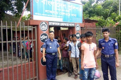 ট্রেনের ছাদে ভ্রমণের দায়ে কুমিল্লায় অর্ধশত যাত্রী আটক
