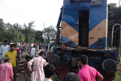 সিরাজগঞ্জে ট্রেনের ধাক্কায় ট্রাক খাদে, আহত ৩