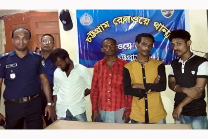 ট্রেনের ছাদে ভ্রমণের দায়ে চট্টগ্রামে আটক ১১
