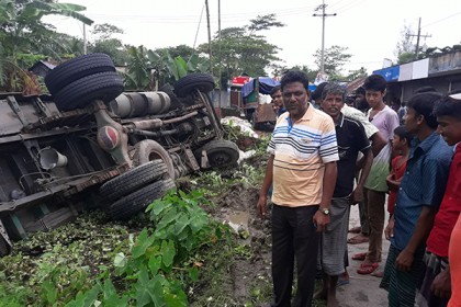 নোয়াখালীতে ৪০০ বস্তা ইউরিয়া সার নিয়ে ট্রাক খাদে