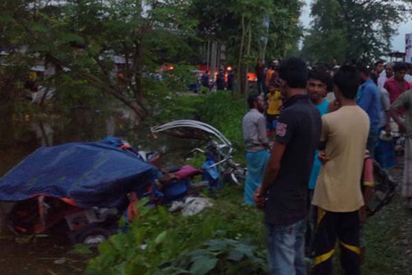 জামালপুরে ইজিবাইকে ট্রেনের ধাক্কায় নিহতের সংখ্যা বেড়ে ৭