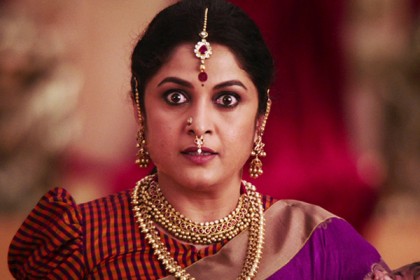 ম্যাগাজিনের প্রচ্ছদে খোলামেলা পোশাকে রাজমাতা ‘শিবগামী’