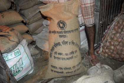লামায় খোলা বাজারে বিক্রি হচ্ছে ভিজিডি চাল 