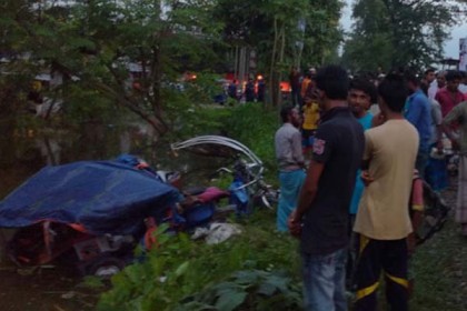 জামালপুরে ইজিবাইকে ট্রেনের ধাক্কায় নিহতের সংখ্যা বেড়ে ৭