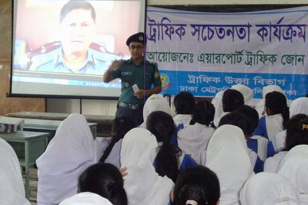শিক্ষার্থীদের সচেতনে ট্রাফিক পুলিশের উদ্যোগ