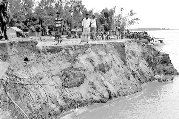 ব্রহ্মপুত্র তিস্তায় ভয়াবহ ভাঙন নদীগর্ভে শত শত ঘরবাড়ি