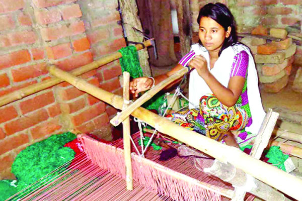 কমরপুরের ঘরে ঘরে কার্পেট তৈরির ধুম