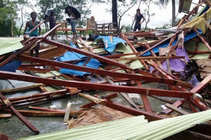নোয়াখালীতে শক্তিশালী টর্নেডোর আঘাত, বিধ্বস্ত অর্ধশতাধিক ঘরবাড়ি