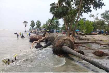 প্রাকৃতিক বিপর্যয়ের মুখে কুয়াকাটা সমুদ্র সৈকত