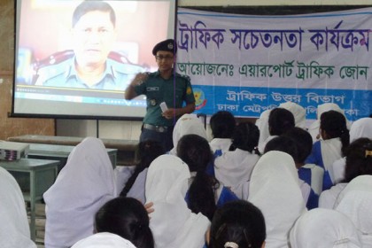 শিক্ষার্থীদের সচেতনে ট্রাফিক পুলিশের উদ্যোগ