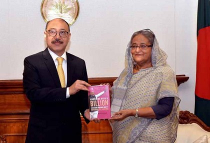 প্রধানমন্ত্রীকে ‘মার্চিং উইথ এ বিলিয়ন’ বইয়ের কপি দিলেন ভারতীয় হাই কমিশনার