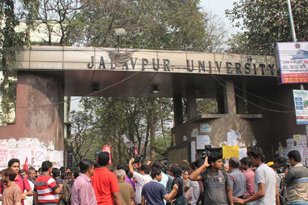 ২২ ঘণ্টা ধরে অবরুদ্ধ যাদবপুর বিশ্ববিদ্যালয়