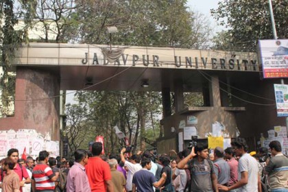 ২২ ঘণ্টা ধরে অবরুদ্ধ যাদবপুর বিশ্ববিদ্যালয়