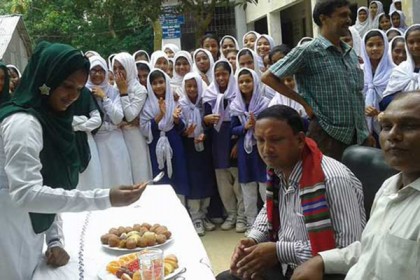 ক্লাস বন্ধ রেখে বিদ্যালয়ে গ্রন্থাগারিকের গায়ে হলুদ!