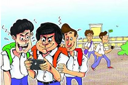 রাস্তায় 'ওয়াই-ফাই জোন' মানেই স্কুলগামীদের বিপথগামী করা