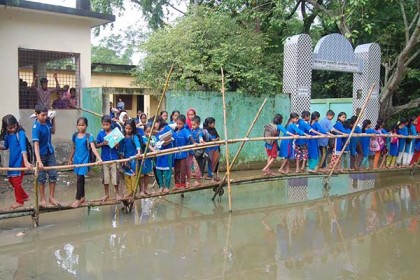 বিশ্বনাথে বাঁশের সাঁকোই ভরসা ক্ষুদে শিক্ষার্থীদের 
