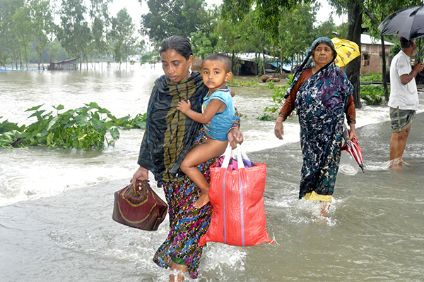 নিরাপদ আশ্রয়ের খোঁজে দিনাজপুরের পানিবন্দী হাজারো মানুষ
