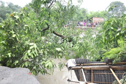 দিনাজপুরে পাঁচ লক্ষাধিক মানুষ পানিবন্দী, শিশুসহ ৮ জনের মৃত্যু 