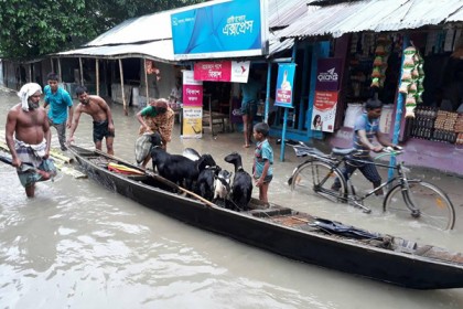 কুড়িগ্রামে বন্যা পরিস্থিতির অবনতি, বাঁধ ভেঙে নিখোঁজ ২