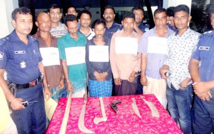 কুষ্টিয়ায় অস্ত্রসহ ছয় ‘ডাকাত’ আটক