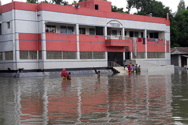 লালমনিরহাটে বানভাসি মানুষের আশ্রয়কেন্দ্রটিও পানিবন্দী!
