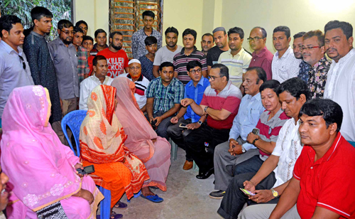 আটক নেতাদের পরিবারের সদস্যদের সঙ্গে সাক্ষাৎ করলেন ভিপি সাইফুল
