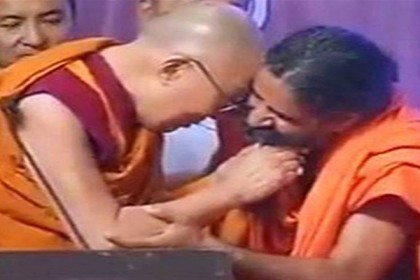 চীন-ভারত উত্তেজনার মধ্যেই রামদেবের দাড়ি টানলেন দালাই লামা!