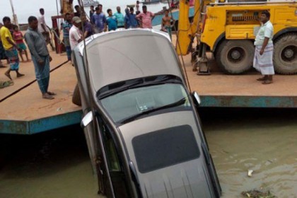 পাটুরিয়ায় নদীতে পাজেরো, প্রাণে বাঁচলেন ৪ আরোহী